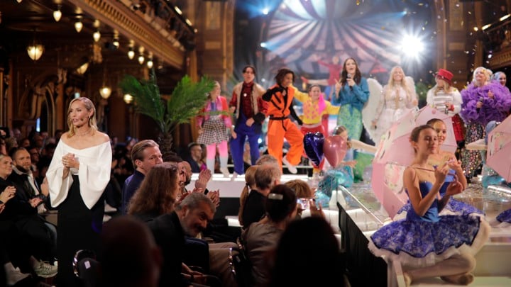 Barncancergalan och det svenska humorpriset 2023 med drabbade barn och kända komiker, samt Carina Berg som konferencié/programledare.